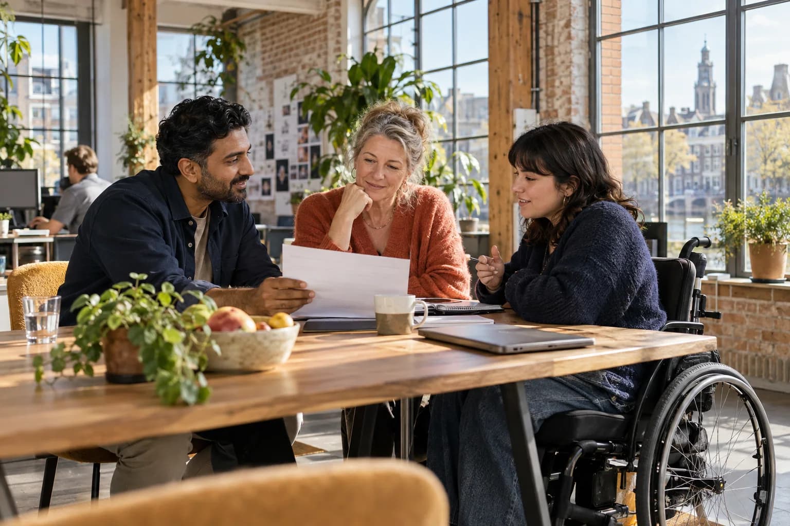 Inclusief team bespreekt een functieprofiel in een zonnige werkruimte